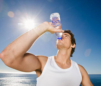 8 cách uống nước có hại cho sức khỏe