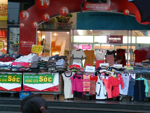 Hàng xả cuối năm: Giá “bèo” chất lượng cũng “bèo”