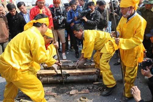 Đ&uacute;c trống đồng, s&uacute;ng thần c&ocirc;ng d&acirc;ng anh linh Đại tướng V&otilde; Nguy&ecirc;n Gi&aacute;p