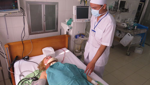 Một du khách nước ngoài bị cá đâm vào cổ khi tắm biển Nha Trang