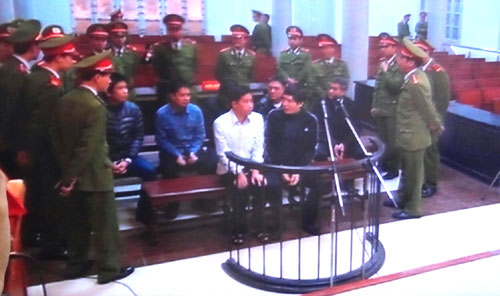 Dương Tự Trọng tươi cười với c&aacute;c bị c&aacute;o kh&aacute;c tại t&ograve;a