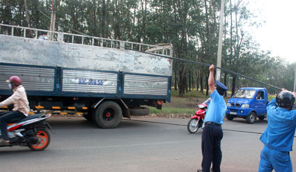Xe container cắt đứt cáp viễn thông rồi bỏ chạy
