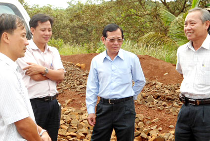 Phó chủ tịch Phạm Văn Tòng kiểm tra và khảo sát tiến độ thi công công trình nâng cấp cầu, đường