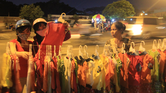 Gánh hàng rong đong đầy phải trái