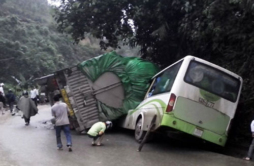 Xe chở gạo lật đè xe khách, 2 người chết tại chỗ