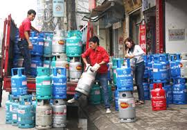 Giá gas tăng 8.000 đồng/bình 12kg