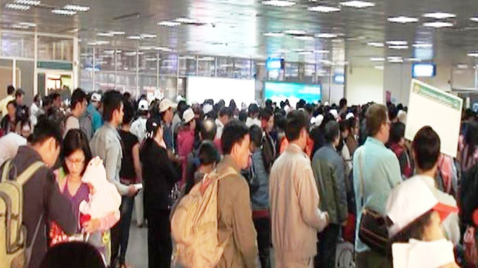 Sân bay Tân Sơn Nhất đông nghẹt khách