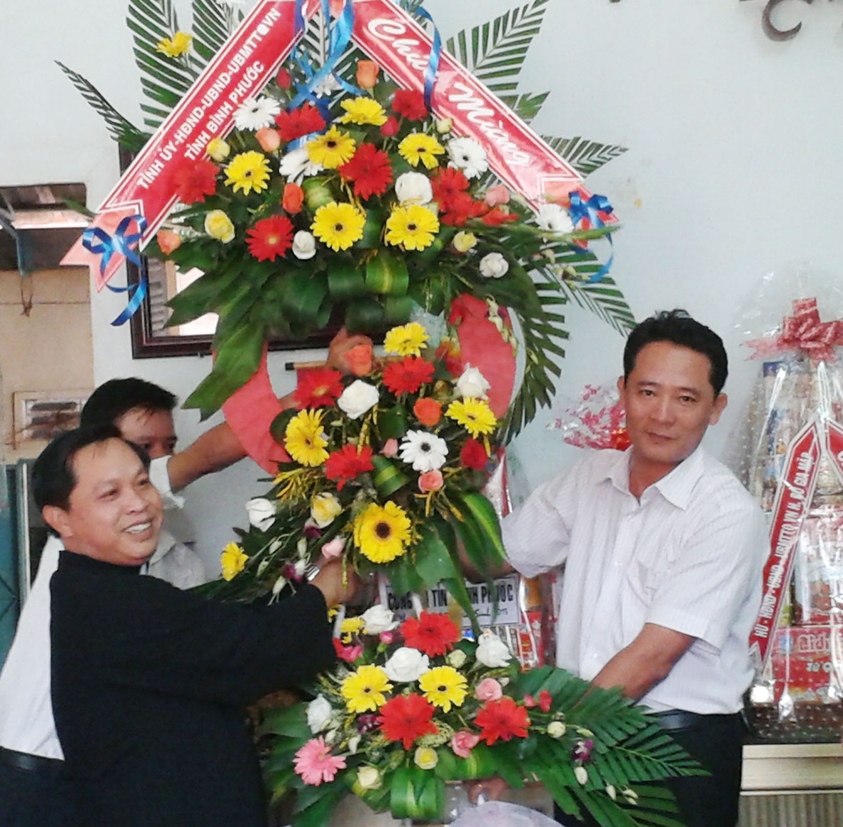 L&atilde;nh đạo tỉnh thăm, tặng qu&agrave; chức sắc t&ocirc;n gi&aacute;o nh&acirc;n dịp Gi&aacute;ng sinh