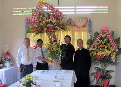 Đo&agrave;n c&ocirc;ng t&aacute;c tỉnh B&igrave;nh Phước ch&uacute;c mừng gi&aacute;ng sinh tại Bu&ocirc;n Ma Thuột