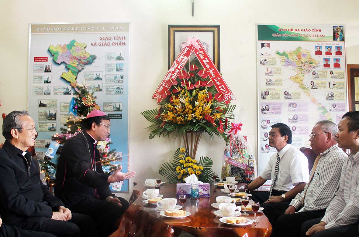   L&atilde;nh đạo tỉnh thăm v&agrave; ch&uacute;c mừng gi&aacute;ng sinh tại T&ograve;a gi&aacute;o mục Bu&ocirc;n Ma Thuột