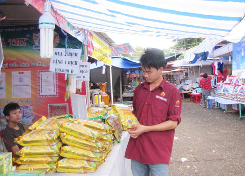 Lộc Ninh tổ chức hội chợ x&uacute;c tiến thương mại - x&acirc;y dựng n&ocirc;ng th&ocirc;n mới