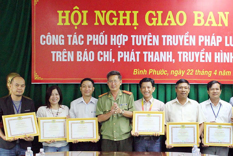 Giao ban tuy&ecirc;n truyền ph&aacute;p luật tr&ecirc;n b&aacute;o, đ&agrave;i của tỉnh