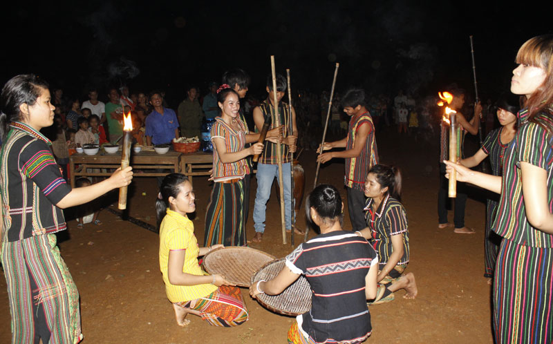 Giao lưu văn hóa tinh thần giữa người Xêtiêng với các dân tộc khác