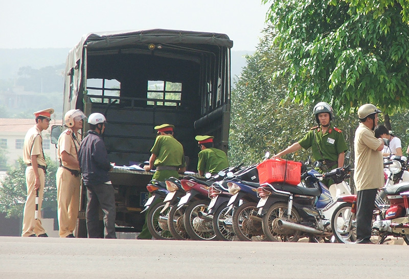 Cho ph&eacute;p bảo l&atilde;nh phương tiện giao th&ocirc;ng bị tạm giữ