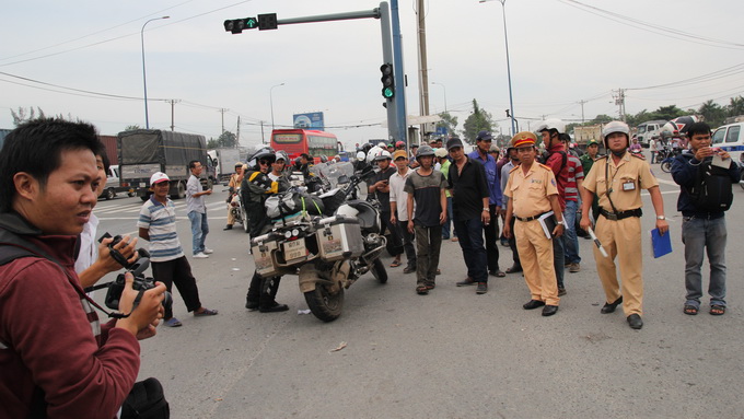 Tạm giữ 10 m&ocirc;t&ocirc; &ldquo;khủng&rdquo; nước ngo&agrave;i chạy v&agrave;o đường cấm