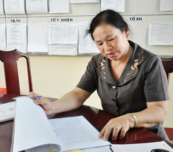Viết tiếp thông tin “Trường THCS Tân Phú: Học sinh bị đình chỉ thi do nợ tiền?”