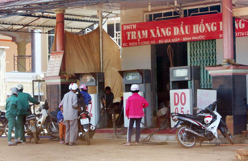 VỤ “GIẾNG XĂNG” Ở LONG HÀ: Dân yêu cầu chủ cây xăng giải quyết dứt điểm
