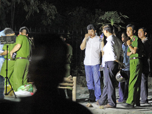 Con giết cha d&atilde; man tại b&atilde;i r&aacute;c