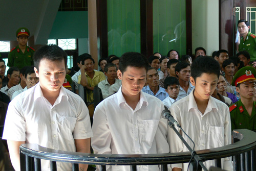 Giết người v&igrave; gi&agrave;nh ph&ograve;ng karaoke