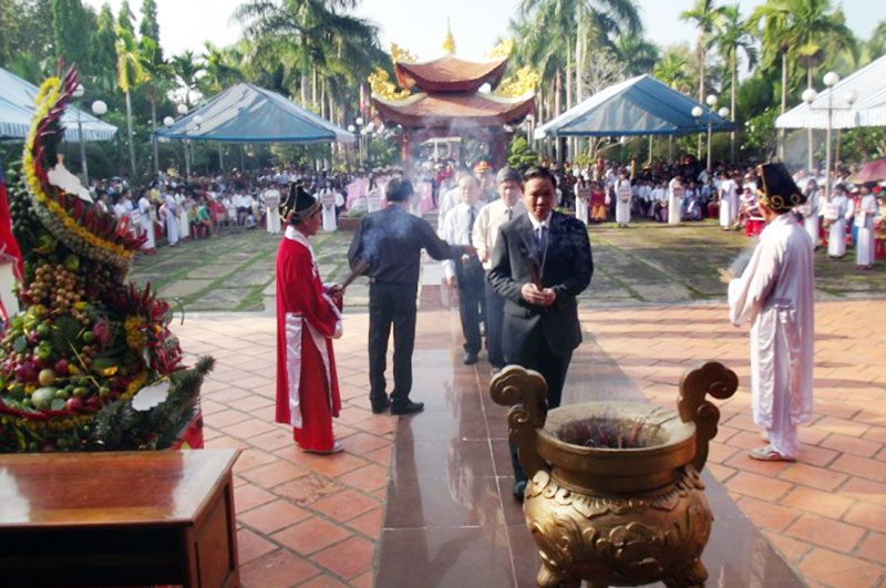 Nh&acirc;n d&acirc;n B&igrave;nh Phước d&acirc;ng hương giỗ Quốc tổ H&ugrave;ng Vương
