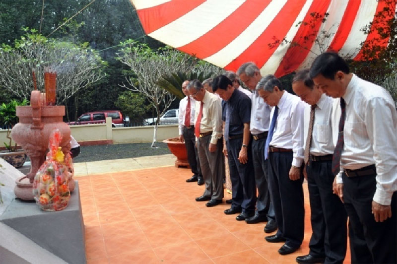 D&acirc;ng hương kỷ niệm 84 năm ng&agrave;y th&agrave;nh lập chi bộ Đảng Ph&uacute; Riềng Đỏ