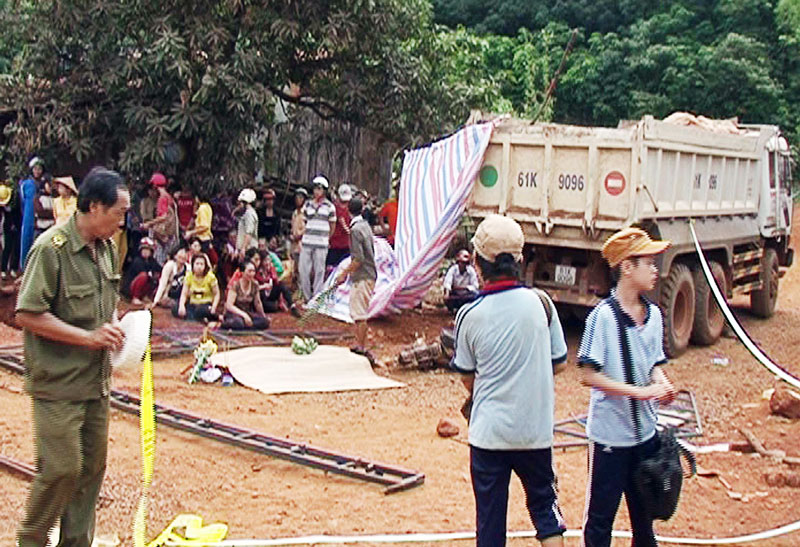 Hai mẹ con chết tại chỗ v&igrave; bị xe ben chở c&aacute;t c&aacute;n qua người