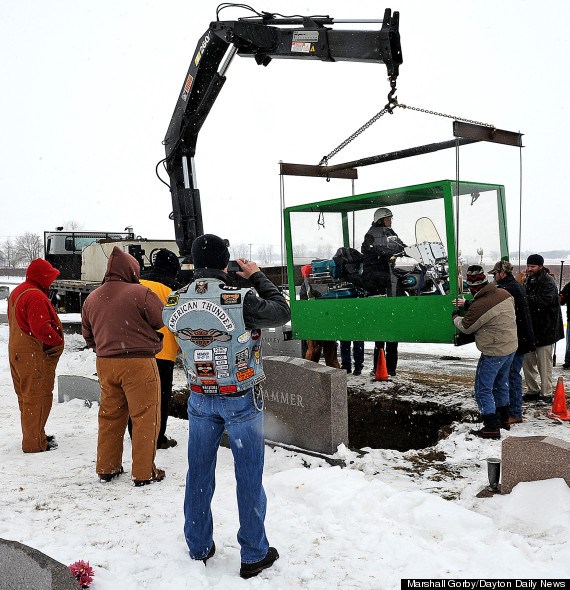 Chôn cả chiếc Harley-Davidson cùng người chết