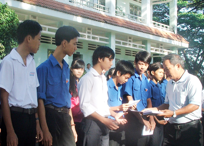 40 học sinh có hoàn cảnh khó khăn được nhận học bổng Minh Phương