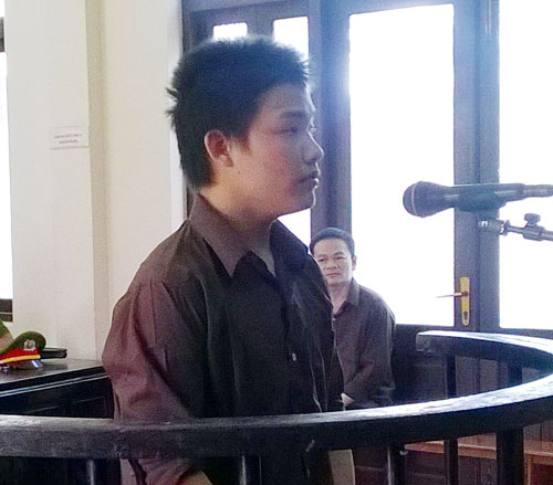 Bảo v&ecirc;̣ n&ocirc;ng trường cao su lãnh án tù vì cưỡng hi&ecirc;́p em nhỏ mót mủ