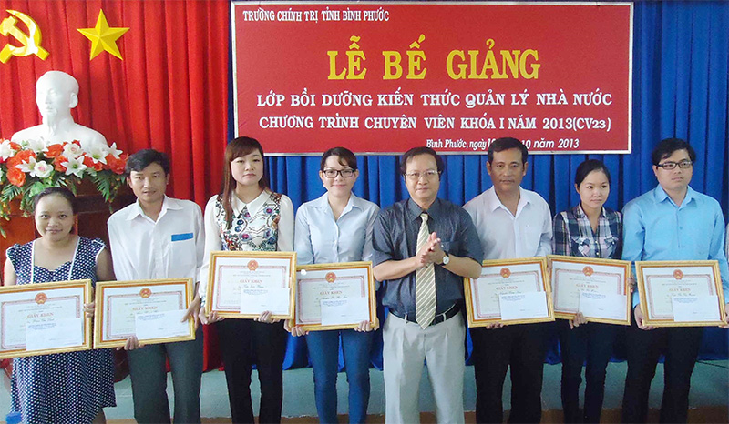 72 học vi&ecirc;n ho&agrave;n th&agrave;nh chương tr&igrave;nh chuy&ecirc;n vi&ecirc;n