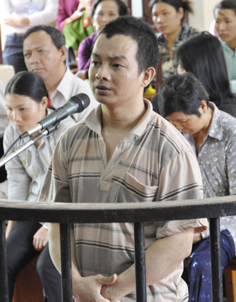 37 năm tù cho hai cha con quỷ r&acirc;u xanh 6 năm cưỡng hi&ecirc;́p m&ocirc;̣t em bé