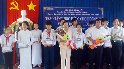 36 học sinh nghèo học giỏi được nhận học bổng