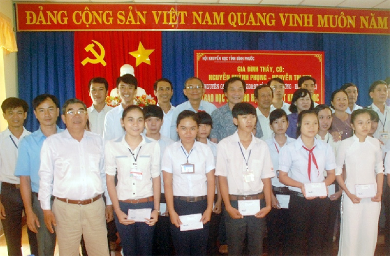 40 học sinh nghèo được nhận học bổng