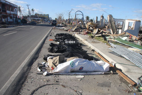 Những hố chôn tập thể ở Tacloban