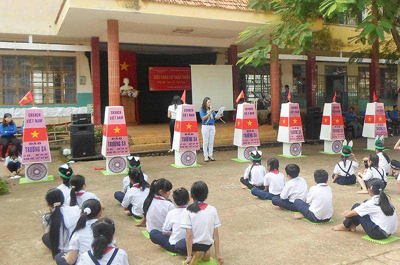Học sinh tiểu học thi tìm hiểu về biển đảo