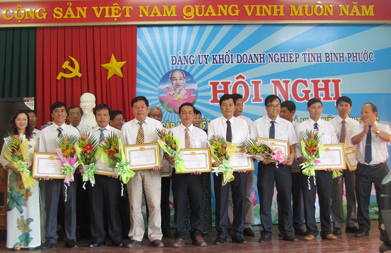 Đồng Ph&uacute; và Đảng ủy kh&ocirc;́i doanh nghi&ecirc;̣p tuy&ecirc;n dương đi&ecirc;̉n hình học v&agrave; l&agrave;m theo B&aacute;c