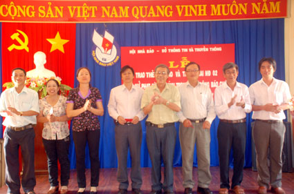 Hội Nhà báo tỉnh tổ chức trao thẻ nhà báo và triển khai Nghị định 02/2011/NĐ-CP