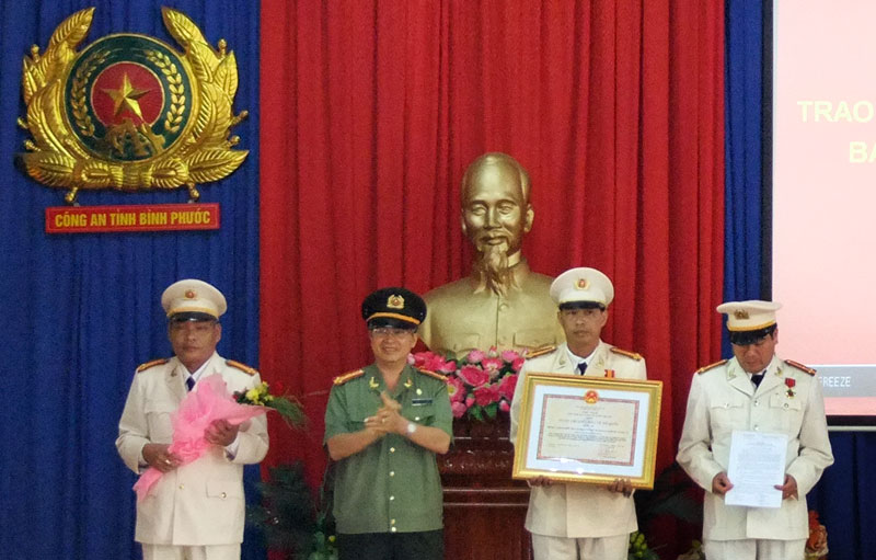 1 tập thể v&agrave; 2 c&aacute; nh&acirc;n nhận Hu&acirc;n chương Bảo vệ Tổ quốc