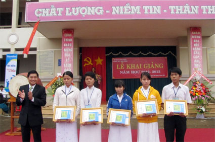 Trường THPT Hùng Vương đón nhận danh hiệu trường đạt chuẩn quốc gia 