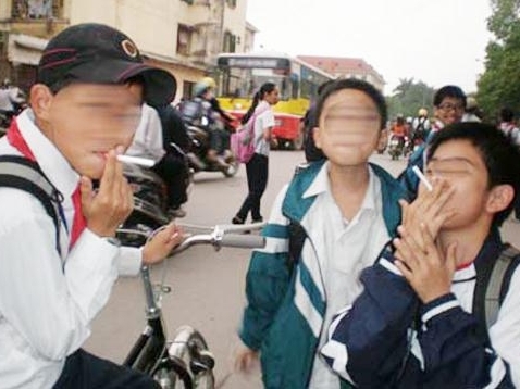 Chưa đủ 18 tuổi m&agrave; h&uacute;t thuốc sẽ bị phạt