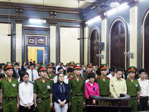 Huyền Như chiếm đoạt tiền c&aacute; nh&acirc;n hay của ng&acirc;n h&agrave;ng ?