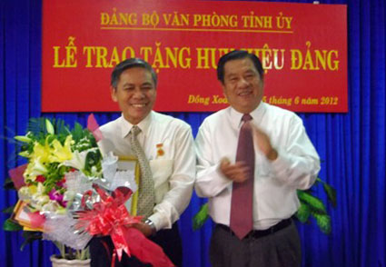 Trao huy hiệu 30 năm tuổi Đảng cho đ&ocirc;̀ng chí Võ Đình Tuy&ecirc;́n