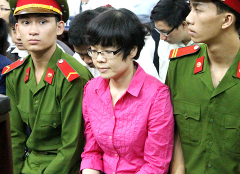 Người đ&agrave;n b&agrave; chiếm đoạt 4.000 tỷ nổi bật ở t&ograve;a