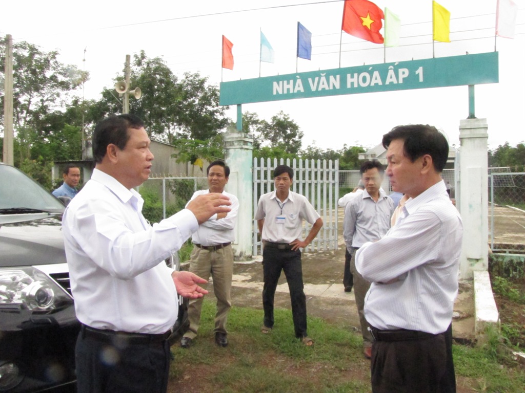 Chủ tịch UBND tỉnh kiểm tra x&acirc;y dựng n&ocirc;ng th&ocirc;n mới tại x&atilde; T&acirc;n Lập