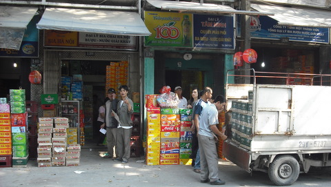 Nhà phân phối xả hàng, bia bán lẻ vẫn nhảy giá