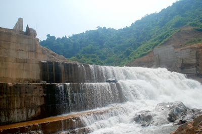 Lơ lửng “bom” nước