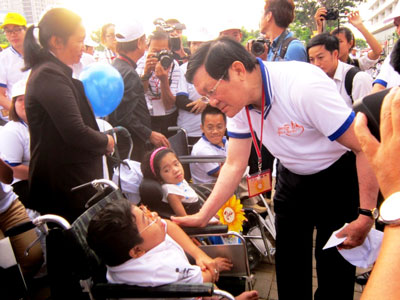 Chủ tịch nước Trương Tấn Sang tham gia chương trình đi bộ “Sánh bước yêu thương” gây quỹ từ thiện