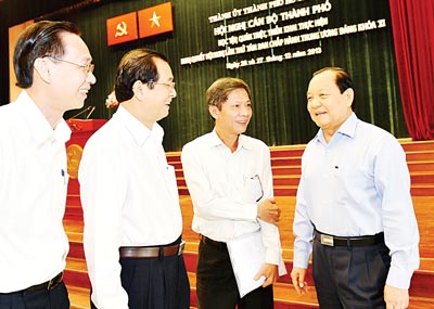 C&aacute;n bộ chủ chốt phải gương mẫu học tập, qu&aacute;n triệt Nghị quyết Trung ương 8 kh&oacute;a XI