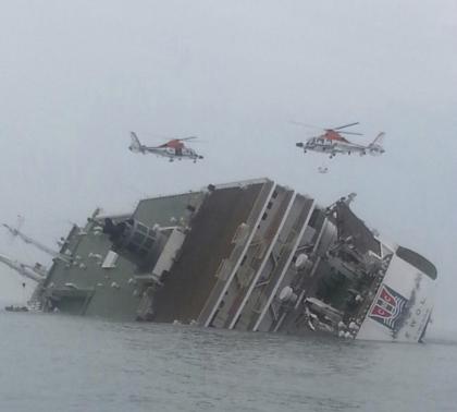 Khoảnh khắc phà Sewol nghiêng một bên