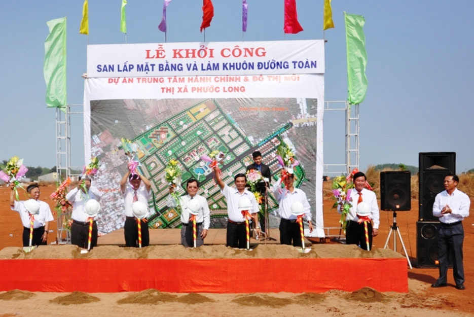 Khởi công san lấp mặt bằng và làm đường dự án TTHC và ĐTM thị xã Phước Long